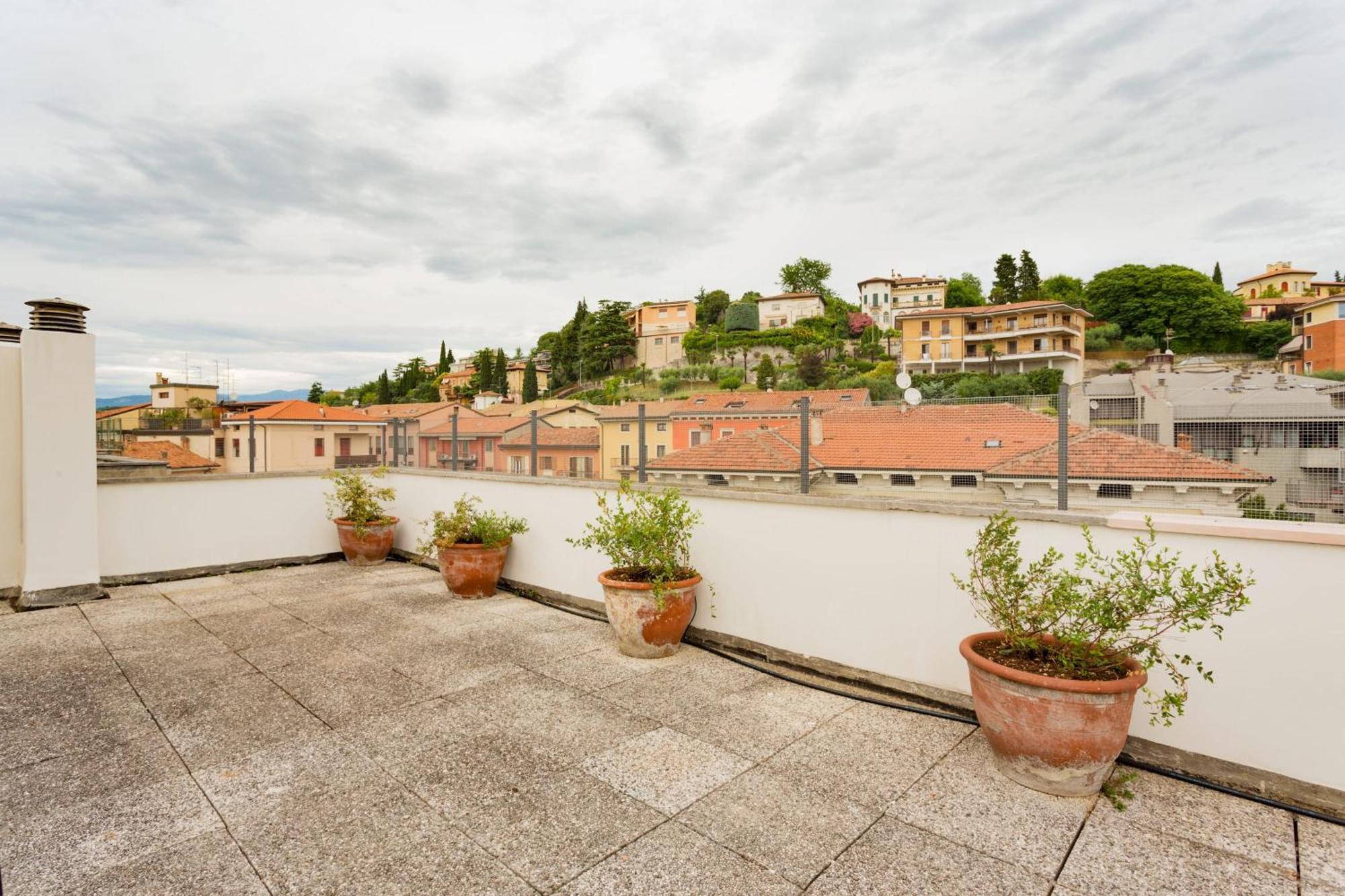 Апартаменти Amazing Flat With Big Terrace And Private Car Park Верона Екстер'єр фото